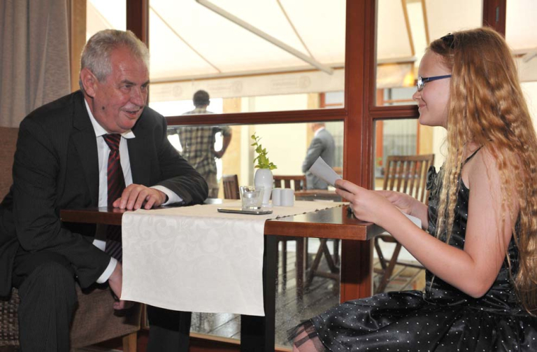 Prezident a  Veronika Slámová ze ZŠ Koberovy